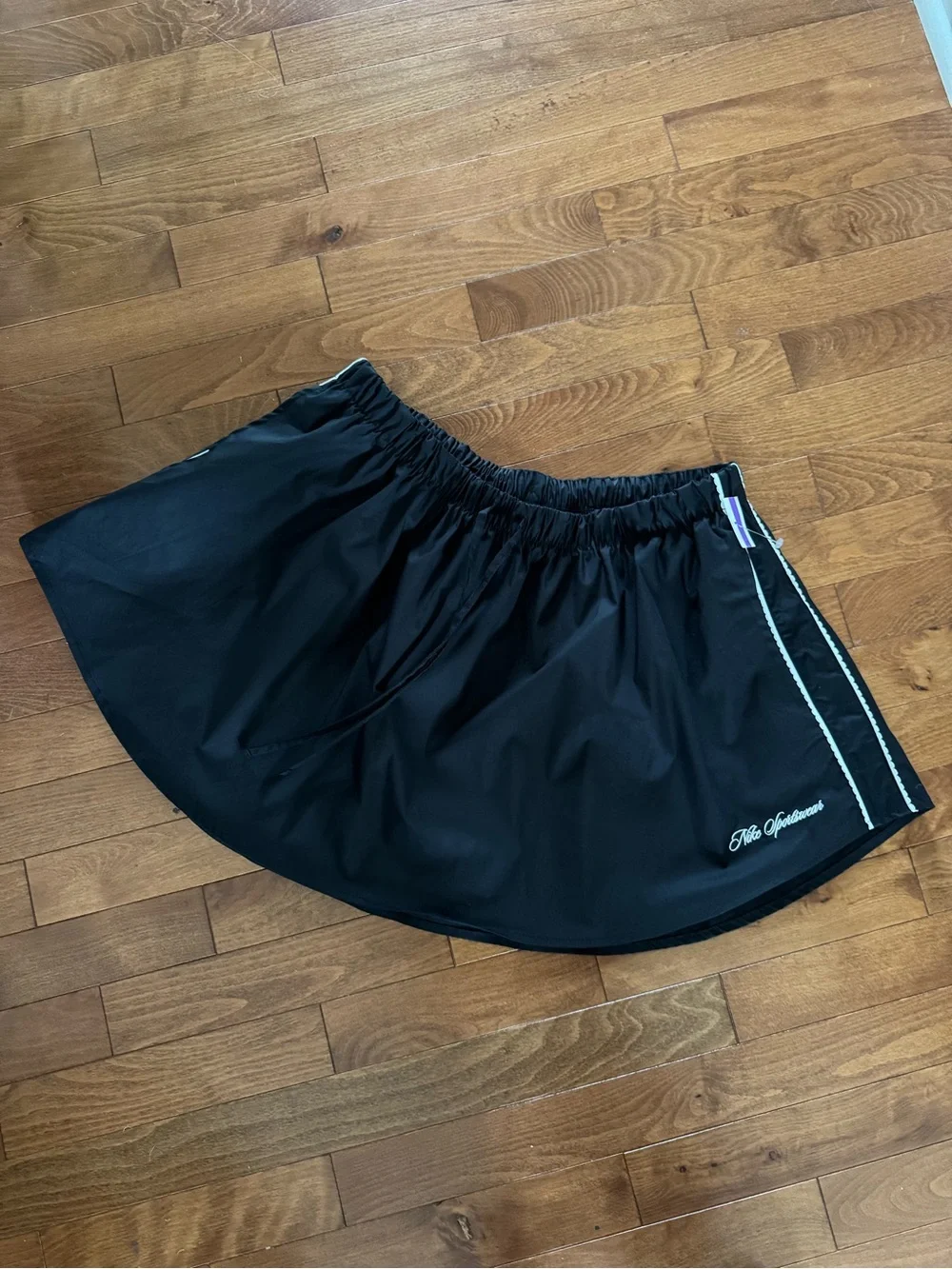 Nike Women's Sportswear Mid-Rise Scalloped-Trim Poplin Skirt - Black/Off-White